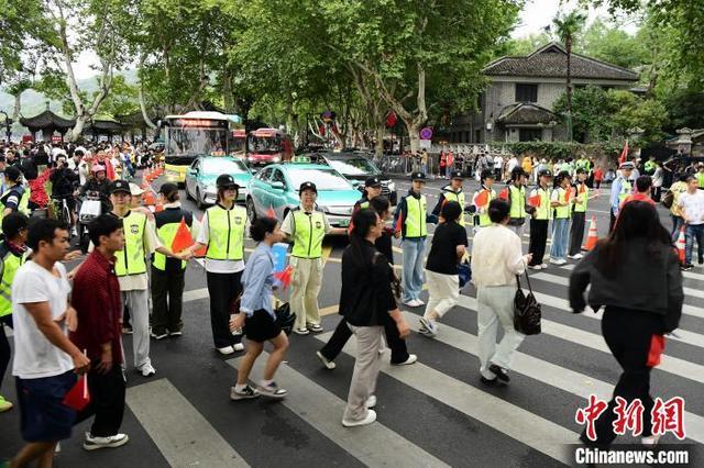 浙江杭州：西湖旁再现“最美人墙”