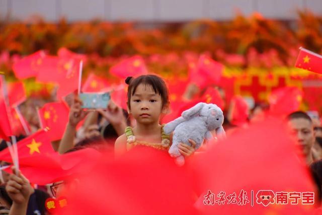 这一刻，爱国之情在南宁市民族广场具象化了