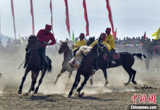 乌鲁木齐周边山区举办群众赛马刁羊活动