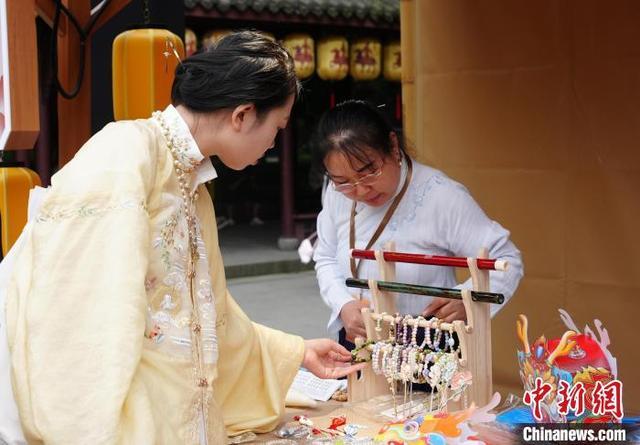 “十一”国庆成都武侯祠游人如织