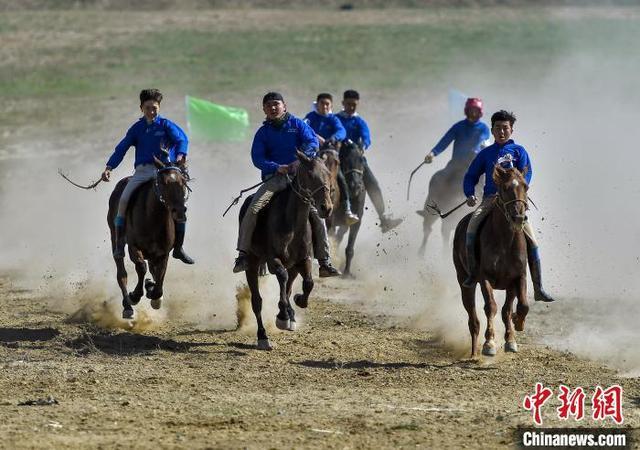 乌鲁木齐周边山区举办群众赛马刁羊活动