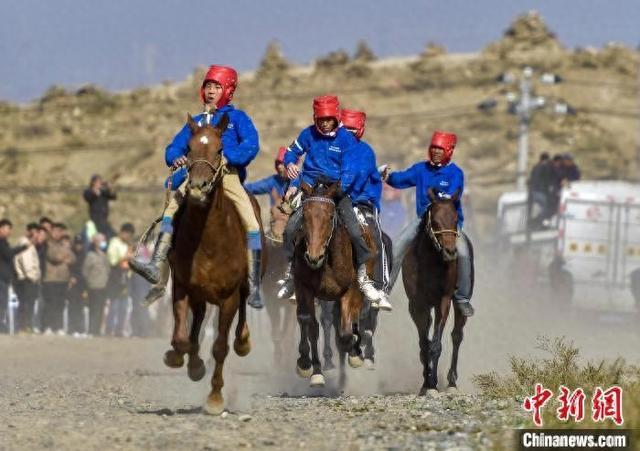 乌鲁木齐周边山区举办群众赛马刁羊活动