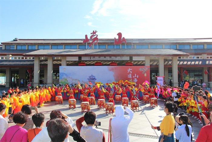 崂山风景区以绚烂“中国红”装点，山海间洋溢节日盛景！