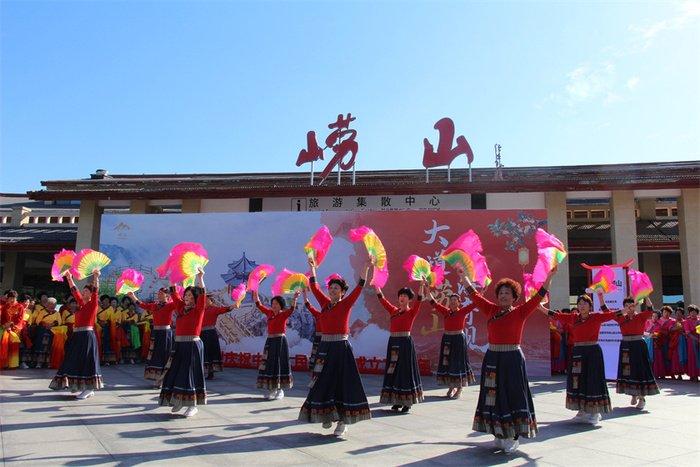 崂山风景区以绚烂“中国红”装点，山海间洋溢节日盛景！