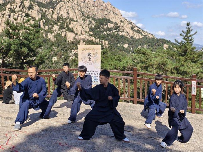 崂山风景区以绚烂“中国红”装点，山海间洋溢节日盛景！