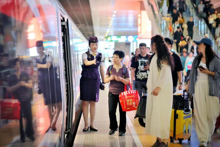 长三角铁路今日预计发送370万人次，计划增开南昌、西安等方向列车