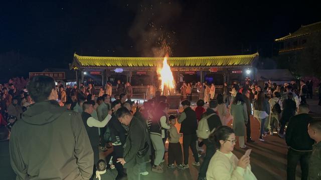 防川夜“画”——篝火点燃游客热情！