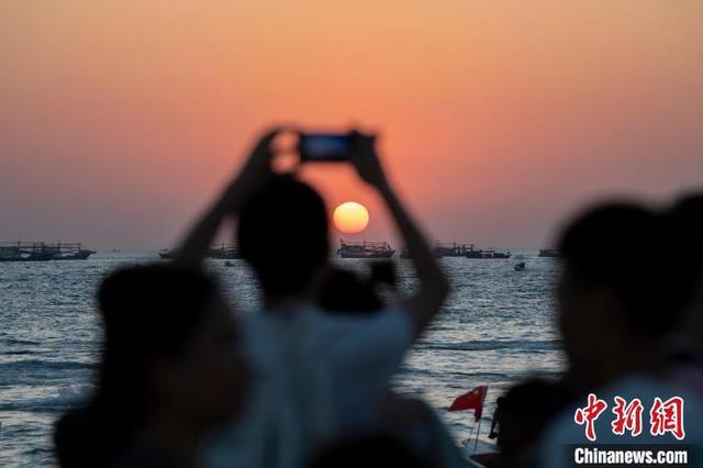 广西北海迎旅游高峰 海上夕阳引游人