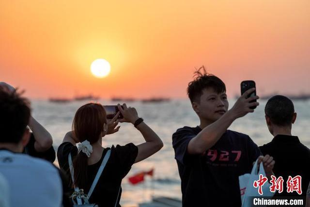 广西北海迎旅游高峰 海上夕阳引游人