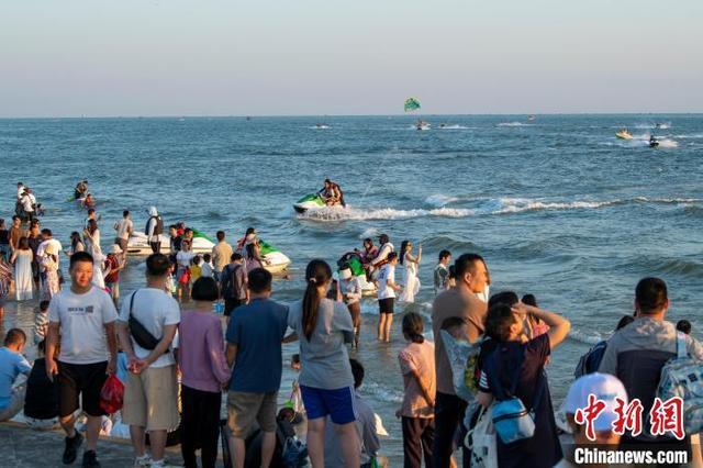 广西北海迎旅游高峰 海上夕阳引游人