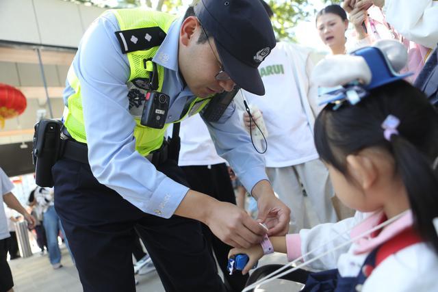 上海多个景点迎节日大客流，警方建议绿色出游、有序游园