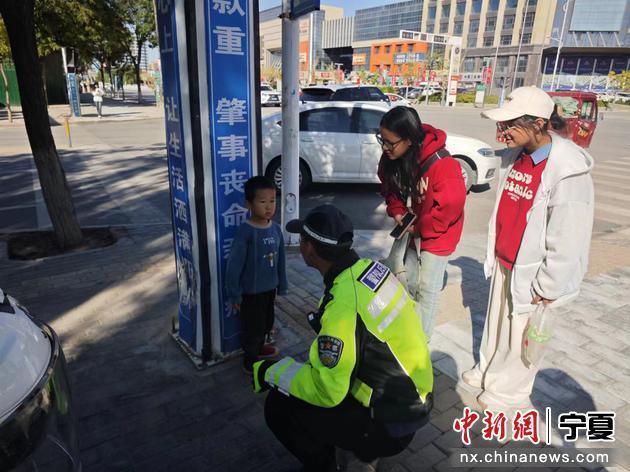 宁夏红寺堡：“交警温度”暖民心