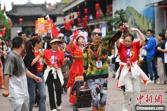 国庆假期 成都金龙长城人气旺