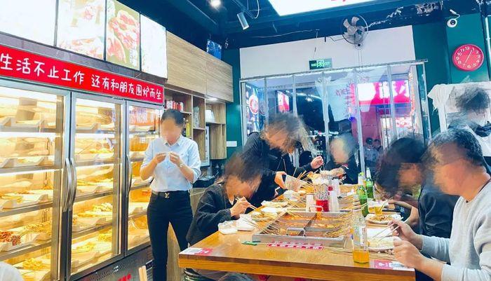 小区门口的“穷鬼小店”，挤满了游客