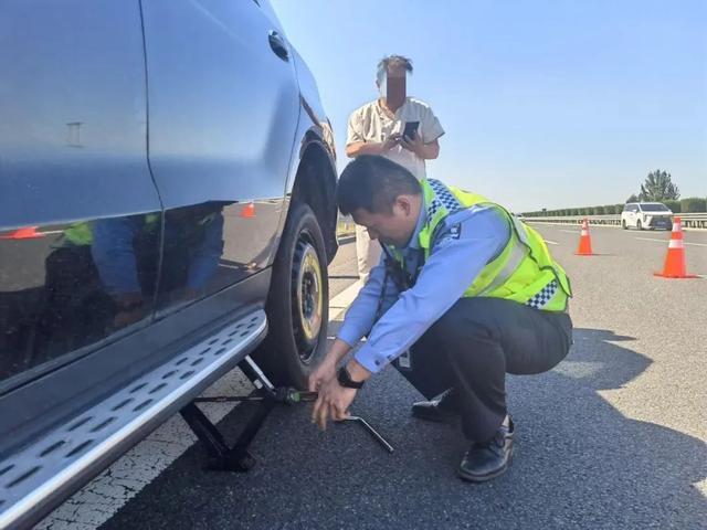 假期高速路上，大爷为何执意要“抢拍”民警的警察证？