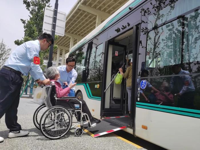 更换燃具连接软管及调压器、农村公路提档升级、无障碍低地板新能源公交车……这些实事项目取得新进展