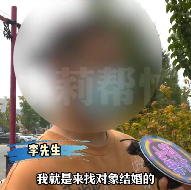 男子称花2个月工资追女生反被拉黑，女方回应了！网友吵翻