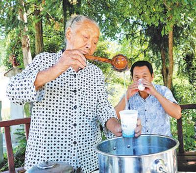 坚持免费送茶36年——湖北通山有位“凉茶奶奶”