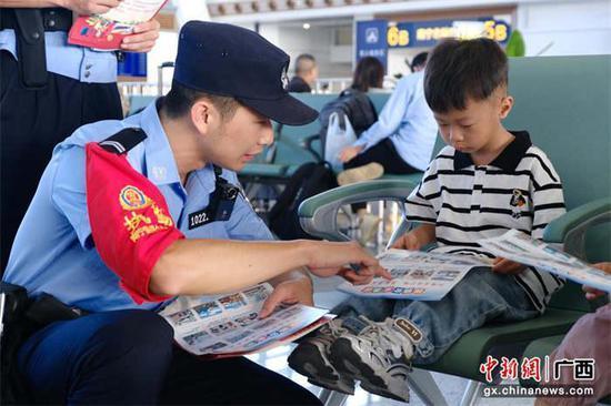 铁路新警的日常：从为旅客指路开始