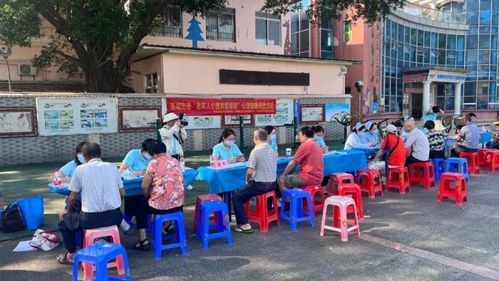 东莞东城深入社区为老年人送健康礼包