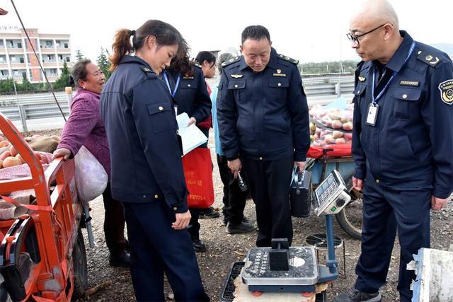 云南昭通昭阳区整治水果市场，此前当地发生“苹果拦路”事件