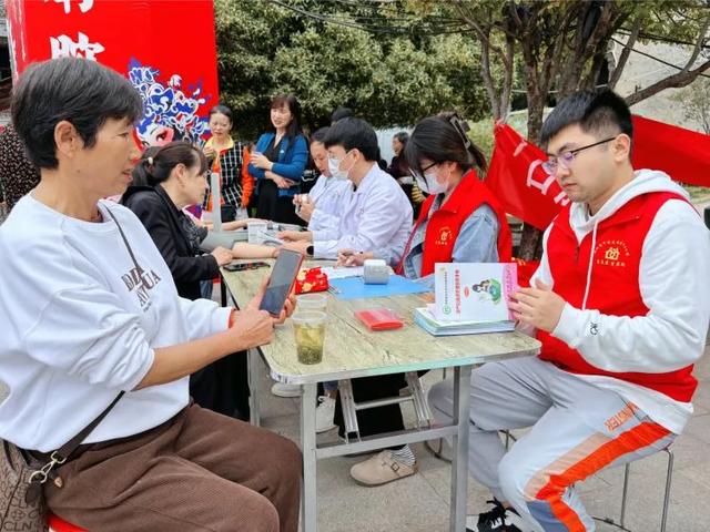 山阳县漫川关镇：百名老人欢聚一堂庆佳节