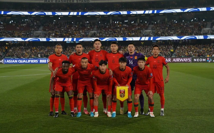 国足换帅人选浮现！英格兰名帅救火，高洪波无缘，武磊伤势曝光