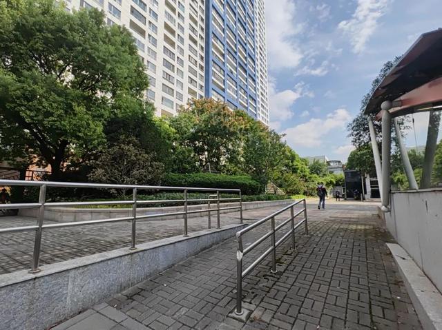 上海江苏路愚园路路口大变样，为市民提供舒适便捷的公共空间