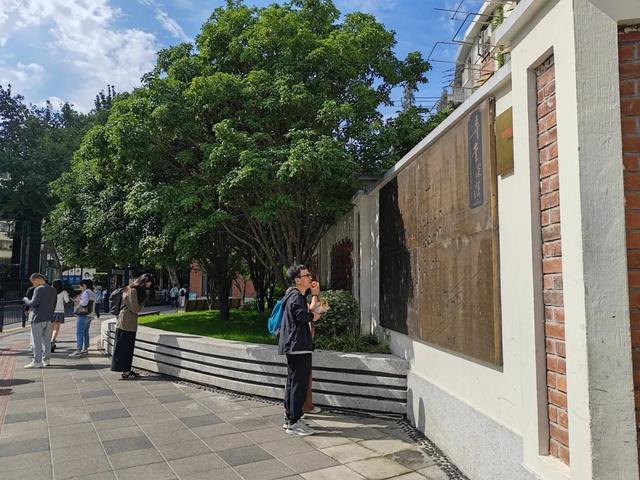 上海江苏路愚园路路口大变样，为市民提供舒适便捷的公共空间