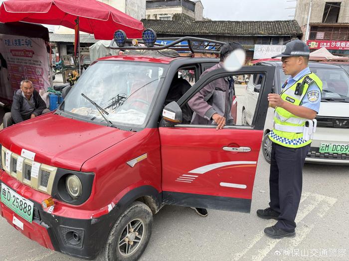 不买！不开！不坐！隆阳交警开展老年代步车专项整治行动