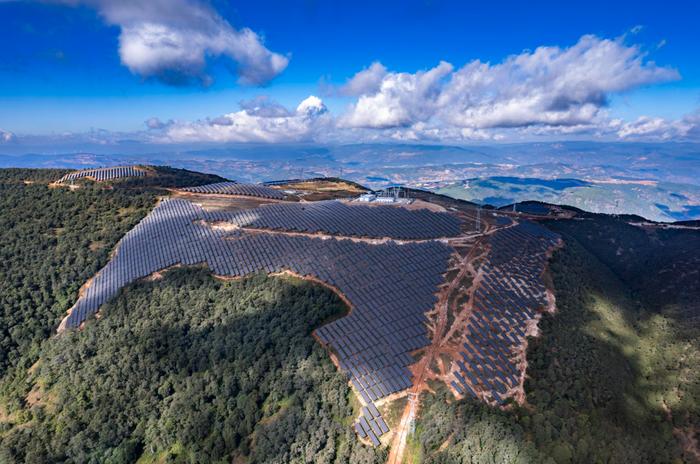 三峡集团赤鹫10万千瓦光伏项目实现全容量并网发电