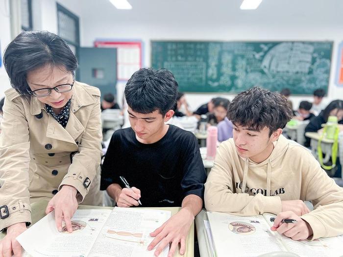 跨越山海，用爱浇灌“天山雪莲” ——记全国民族团结进步模范个人王盐平