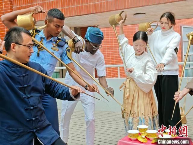 外国留学生“玩转”长嘴壶体验中国茶艺