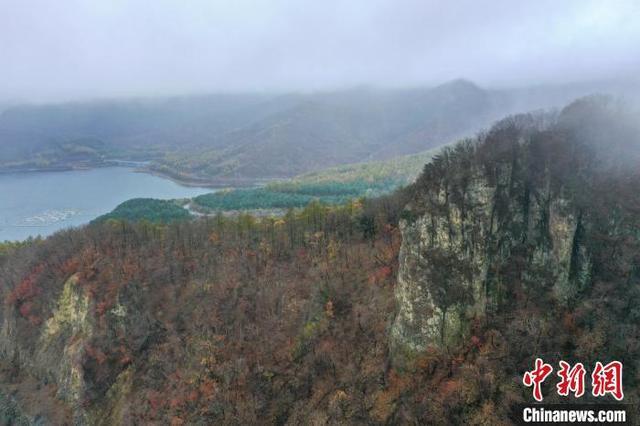 航拍辽宁本溪县秋色美景