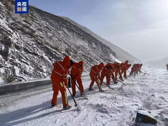 青海高海拔地区降雪 多条路段受影响