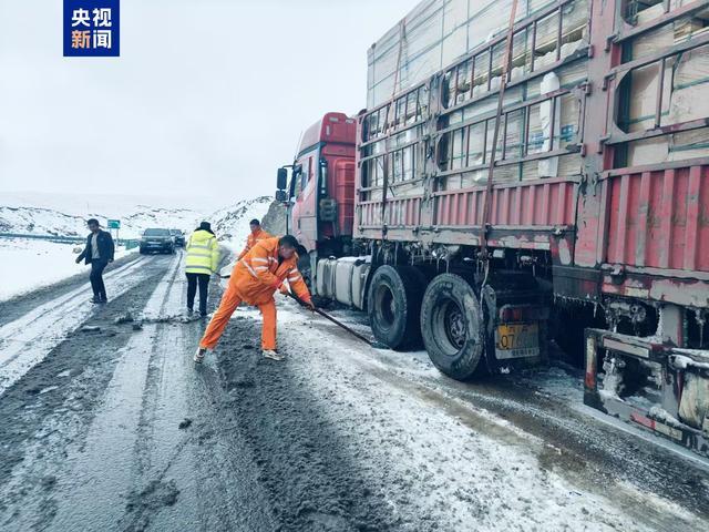 青海高海拔地区降雪 多条路段受影响