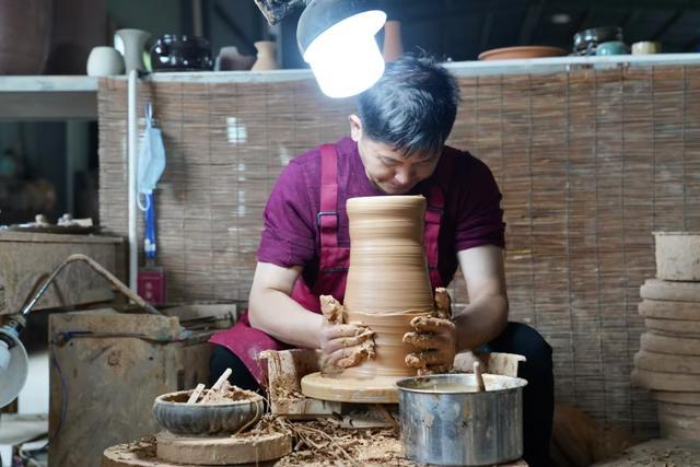 特写｜工艺美术大师祖孙三代，在湖北蕲春传承管窑