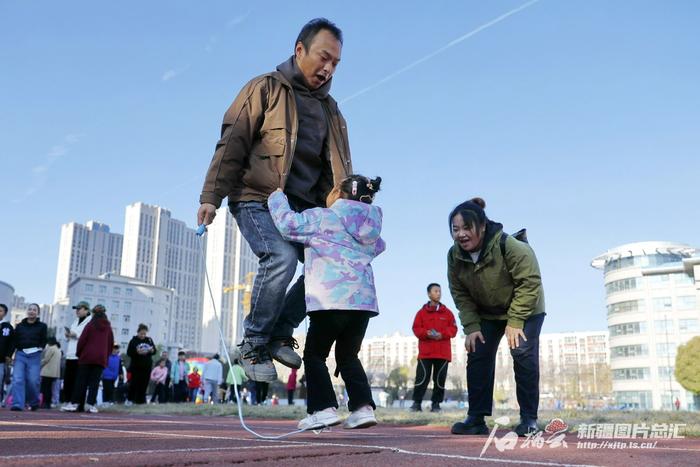 现实版“抓娃娃”玩起来！乌市这场家庭趣味运动会乐翻天