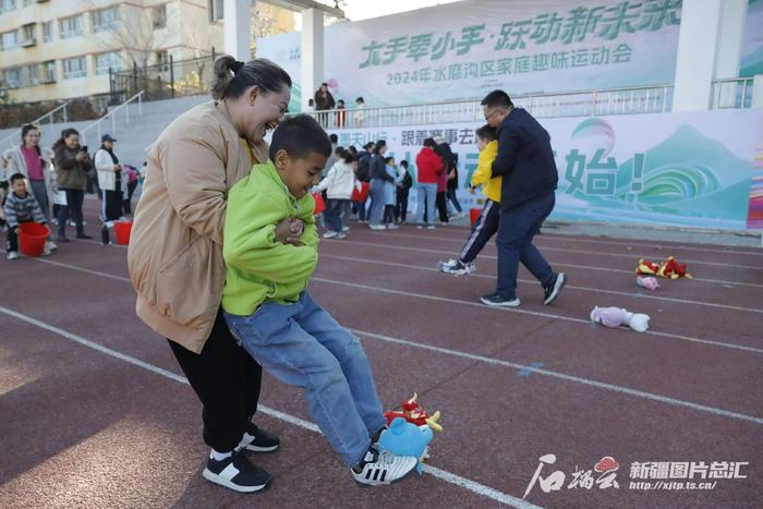 现实版“抓娃娃”玩起来！乌市这场家庭趣味运动会乐翻天