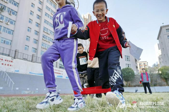 现实版“抓娃娃”玩起来！乌市这场家庭趣味运动会乐翻天