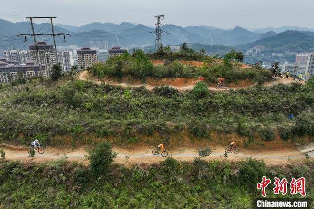 贵州玉屏：自行车选手山地竞速