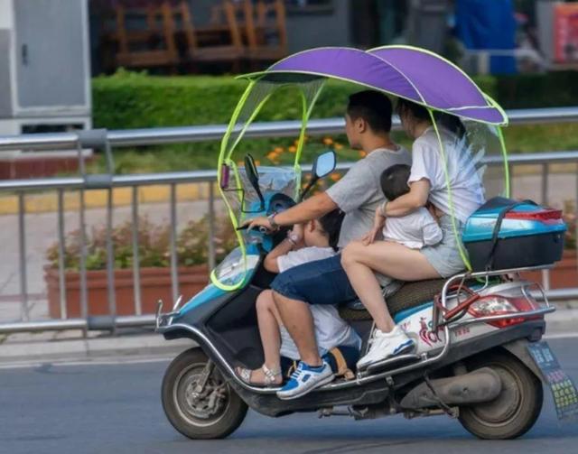 3人被撞身亡！这么骑车真的很危险！