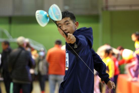 港澳台地区及京津冀鲁晋豫队伍相聚北京抖空竹