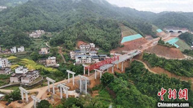 “粤西要道”阳信高速泮水塘大桥首片预制箱梁架设成功