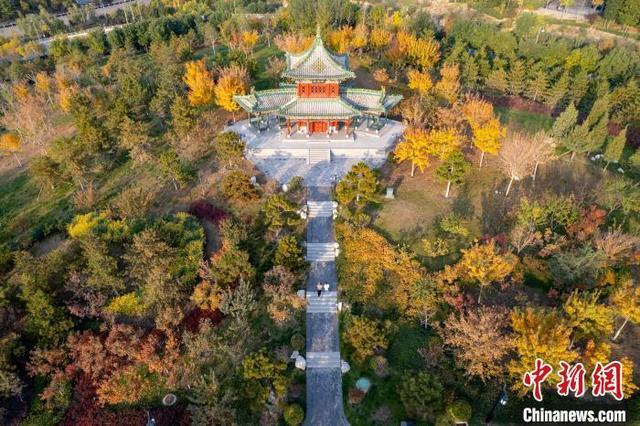 太原百年古刹永祚寺外秋景如画 如打翻的调色盘