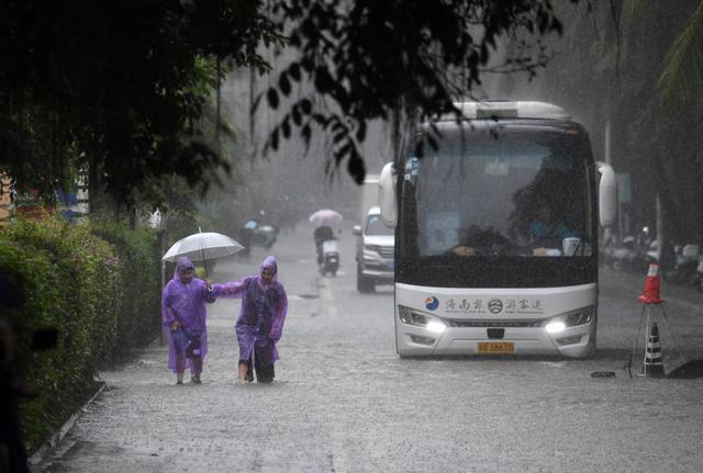 海南琼海受台风“潭美”影响4个水文站超警，水库泄洪转移千余人