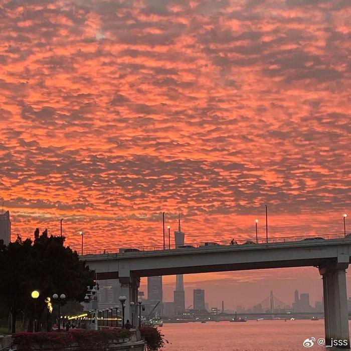 广州再现漫天彩霞  超强台风“康妮”或明日登陆