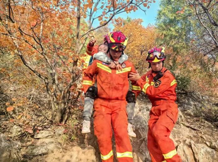 一女子登山摔倒且低血糖，北京顺义消防紧急救援背下山