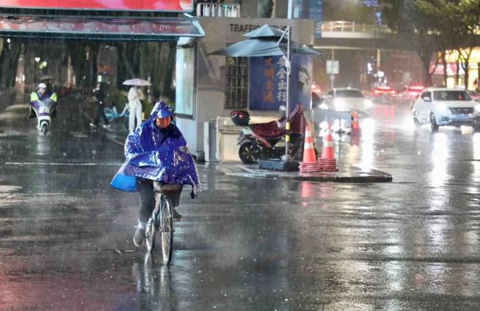 紧急警报！暴雨、大暴雨！都11月了，为啥台风还往江浙沪跑？宁波多处道路积水，一键查询→