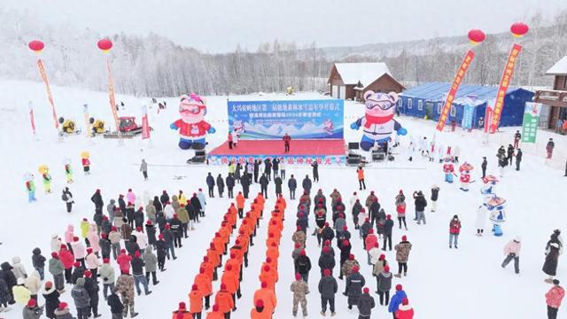 中国最北滑雪场首滑 大批游客感受冰雪魅力